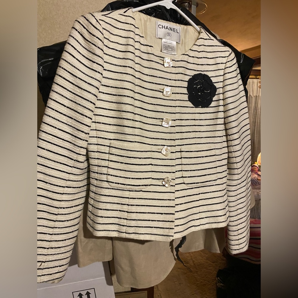 CHANEL tweed jacket in mint condition size 34 white with black camellia stripes